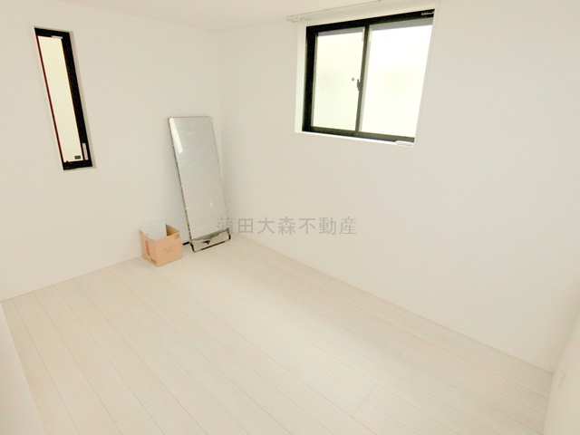 Kolet久が原＃03の寝室|納戸　洋室6帖　姿見付き