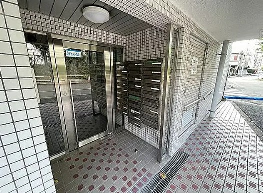 【その他共用部分】 | 駒込オリエントコート | タイル調のエントランス内となります。