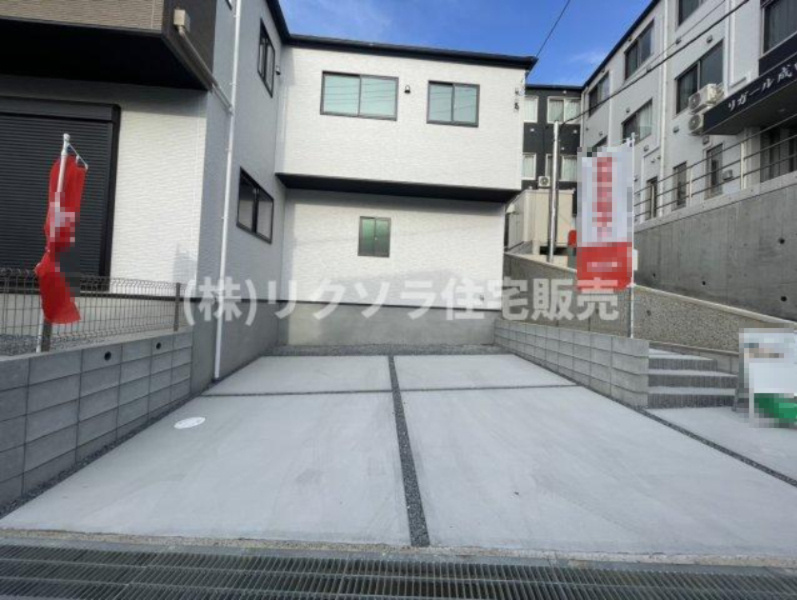 成田南町　新築一戸建ての駐車場|2台駐車可能
■物件内覧・資金計画相談・住宅ローン相談、リフォーム相談、お問合せ受付中■
※当日・翌日のご内覧、ご相談はお電話でのお問合せがスムーズです！