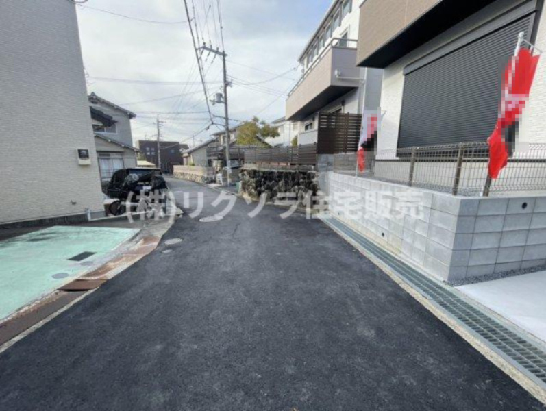 成田南町　新築一戸建ての前面道路含む現地写真|■物件内覧・資金計画相談・住宅ローン相談、リフォーム相談、お問合せ受付中■
※当日・翌日のご内覧、ご相談はお電話でのお問合せがスムーズです！