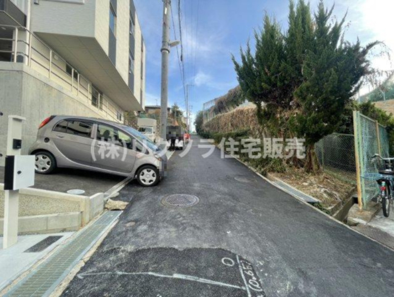 成田南町　新築一戸建ての前面道路含む現地写真|■物件内覧・資金計画相談・住宅ローン相談、リフォーム相談、お問合せ受付中■
※当日・翌日のご内覧、ご相談はお電話でのお問合せがスムーズです！