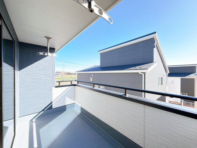 【バルコニー】 | 前橋市富士見町時沢　新築住宅　 | お日さまがほほえむバルコニー。気持ち良い風と青く広がる空。思わず深呼吸したくなる。