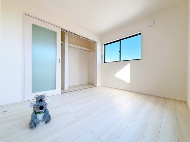 【洋室】 | 前橋市富士見町時沢　新築住宅　 | 窓からそそがれる暖かみのある明るい空間。広々としたプライベート空間で自分の時間を楽しめます。フローリング仕様で普段のお掃除も楽々です。