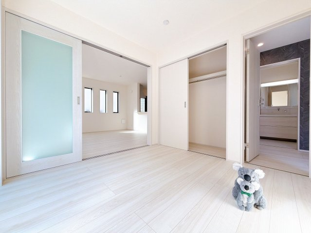 【洋室】 | 前橋市富士見町時沢　新築住宅　 | リビングに隣接する洋室はキッズスペースとしても使用可能です。
リビングを通らず入ることもできるので、客間としてもお使いいただけます。