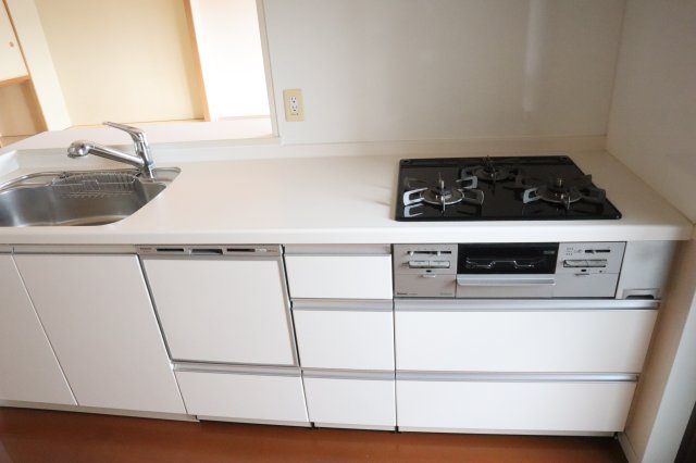 サーパス福島のキッチン|三ツ口コンロと食洗器で家事の時短！