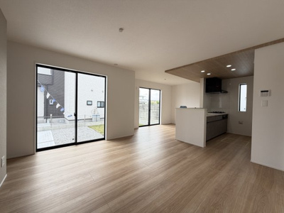 【居間・リビング】 | うるま市与那城屋慶名2期（全6棟）3号棟 | 3号棟　LDK19.5帖♪カウンター＆リビング収納付き♪