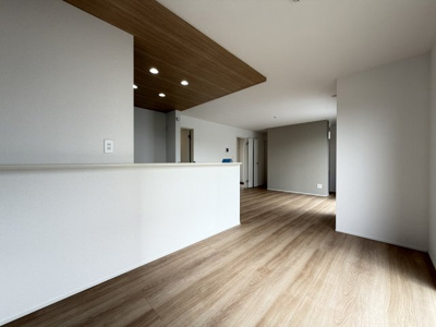 【居間・リビング】 | うるま市与那城屋慶名2期（全6棟）3号棟 | 3号棟　LDK19.5帖♪カウンター＆リビング収納付き♪