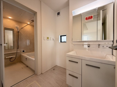 【独立洗面台】 | うるま市与那城屋慶名2期（全6棟）3号棟 | 3号棟　三面鏡付き洗髪洗面化粧台♪洗面室収納付き♪