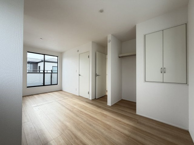 【洋室】 | うるま市与那城屋慶名2期（全6棟）3号棟 | 3号棟　洋室10帖♪間仕切り可能な2ドア1ルーム♪CL×2ヶ所＋収納付き♪