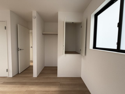 【収納】 | うるま市与那城屋慶名2期（全6棟）3号棟 | 3号棟　洋室10帖♪間仕切り可能な2ドア1ルーム♪CL×2ヶ所＋収納付き♪