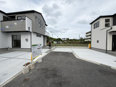 【駐車場】 | うるま市与那城屋慶名2期（全6棟）3号棟 | 3号棟　並列駐車2台可♪