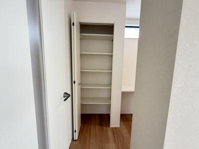 【収納】 | うるま市与那城屋慶名2期（全6棟）3号棟 | 3号棟　LDK19.5帖♪カウンター＆リビング収納付き♪