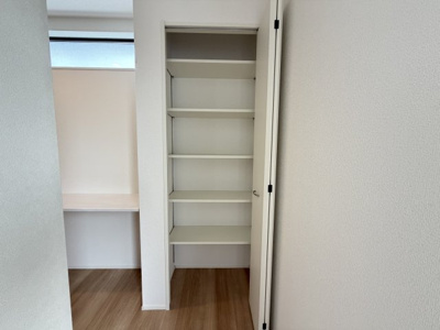 【収納】 | うるま市与那城屋慶名2期（全6棟）3号棟 | 3号棟　LDK19.5帖♪カウンター＆リビング収納付き♪