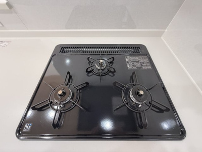 【キッチン】 | うるま市与那城屋慶名2期（全6棟）3号棟 | 3号棟　三口コンロ♪