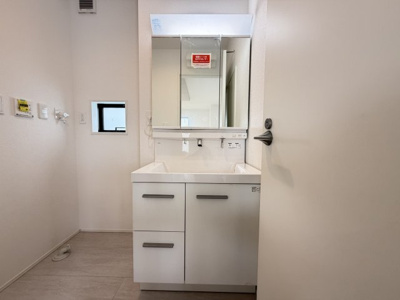 【独立洗面台】 | うるま市与那城屋慶名2期（全6棟）3号棟 | 3号棟　三面鏡付き洗髪洗面化粧台♪洗面室収納付き♪