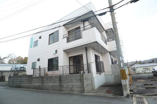 メゾンドフルール生駒壱番館の外観