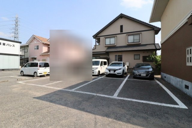 フローレス福富の駐車場