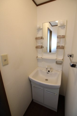 【独立洗面台】 | ファミール二子 | ※同建物ほかのお部屋の写真です。