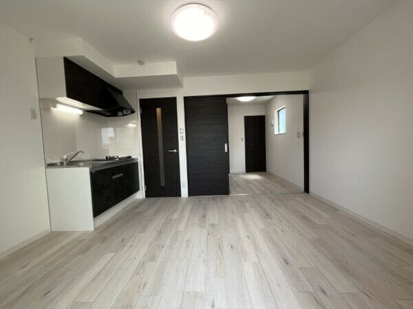 ジーメゾン名古屋松下クレストの居間・リビング|ゆったりとした居間です