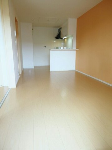 プルメリアコートの居間・リビング|こちらの居間で趣味の時間をお楽しみください