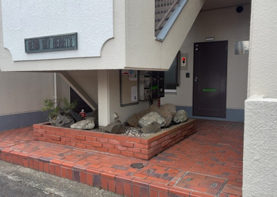 【ロビー】 | スカイハイツ横山 | ラウンジは、マンションの共用スペースに椅子やテーブルなどを配置した利用者が寛げる空間です。屋内型ラウンジと屋外型ラウンジがあります。共用部分の管理状況と合わせて、詳細については現地でご確認ください。