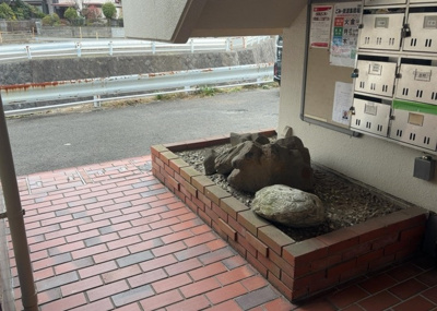 【ロビー】 | スカイハイツ横山 | ロビーというと、エントランスと何がちがうの？と思いますよね。実はロビーとエントランスには明確な決まりはありません。物件によっては、エントランスを入って広がるある程度の広さのある空間がロビーとなります。