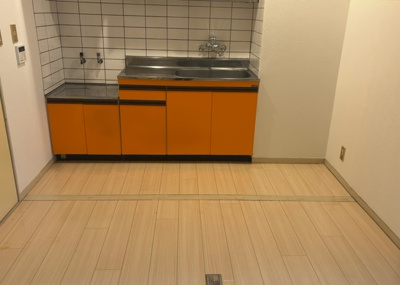 【キッチン】 | スカイハイツ横山 | L型アイランドタイプは、キッチンからダイニングにもリビングにも目が行き届くので、とても使いやすい配置です。L字型独立タイプは、キッチンを独立させてるためLDKというよりもLDといった様なイメージです。