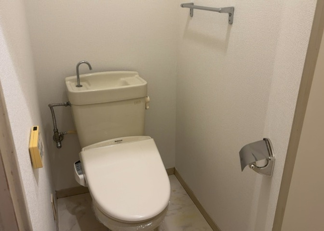 【トイレ】 | スカイハイツ横山 | トイレは大きさや形、機能、抗菌性などが異なる多種多彩なタイプが各メーカーから出ています。それぞれに良さがあるため、事前にどういったタイプのトイレがいいのかをご家庭内で決めて、内見に行くといいでしょう。
