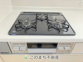 【キッチン】 | CRADLEGARDEN壬生町幸町第6　1号棟 | 三ツ口コンロ採用で、同時調理もスムーズ◎！お料理を並べられるカウンター付きで、配膳・片付けをサポート！リビングで過ごすご家族とコミュニケーションを楽しみながら作業可能です♪