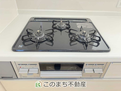 【キッチン】 | CRADLEGARDEN壬生町幸町第6　1号棟 | 三ツ口コンロ採用で、同時調理もスムーズ◎！お料理を並べられるカウンター付きで、配膳・片付けをサポート！リビングで過ごすご家族とコミュニケーションを楽しみながら作業可能です♪