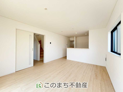 【居間・リビング】 | CRADLEGARDEN壬生町幸町第6　1号棟 | 開放感のある広々としたリビング☆家族みんなでゆったりくつろげます♪
南側から暖かな日差しが差し込みます♪キッチンからリビングの様子がよく見渡せます☆