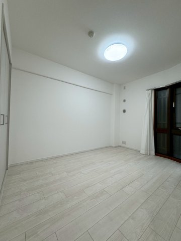 城東関目プレジアの洋室|約6帖
全居室収納付きのお部屋です。洋室でお掃除もしやすいです。