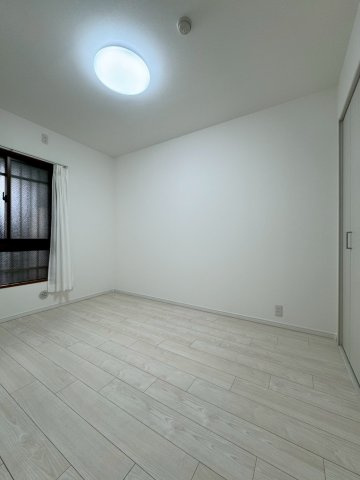 城東関目プレジアの洋室|約5帖
全居室収納付きのお部屋です。洋室でお掃除もしやすいです。