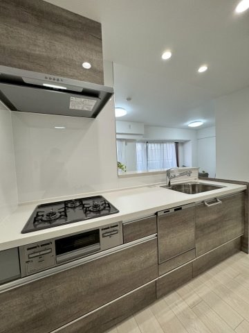 城東関目プレジアのキッチン|後片付けにうれしい食洗器付きシステムキッチン。
