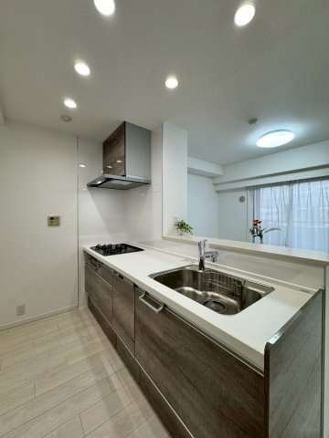 城東関目プレジアのキッチン|リビングを見渡せるシステムキッチンです。