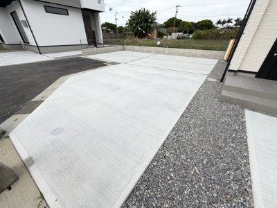 【駐車場】 | うるま市与那城屋慶名2期（全6棟）2号棟 | 2号棟　並列駐車3台可♪