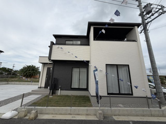 【外観】 | 2号棟　並列駐車3台可♪