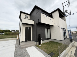 【外観】 | 2号棟　並列駐車3台可♪