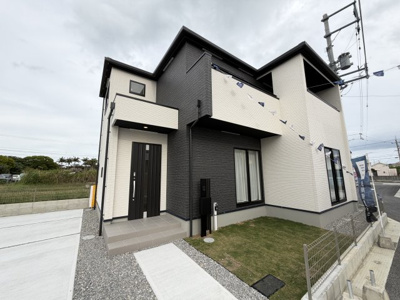 【外観】 | うるま市与那城屋慶名2期（全6棟）2号棟 | 2号棟　並列駐車3台可♪