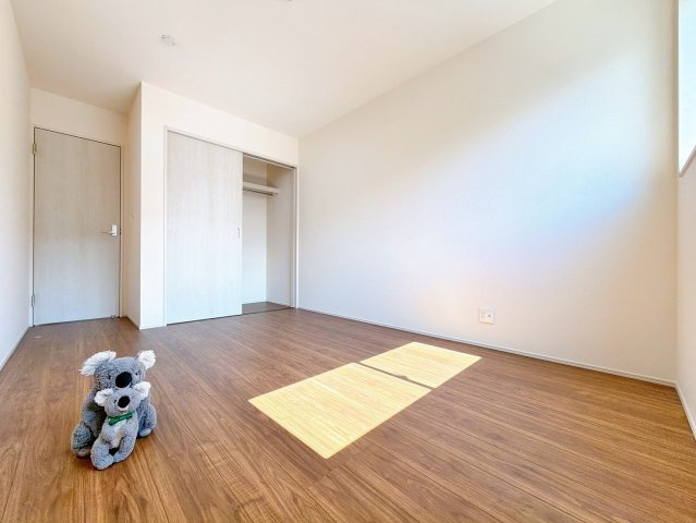 【洋室】 | 前橋市富士見町時沢　新築住宅　 | 広さはお子様の勉強部屋にも適した広さ！
勉強机や本棚などの家具を置いてもフリースペースも確保することができます。