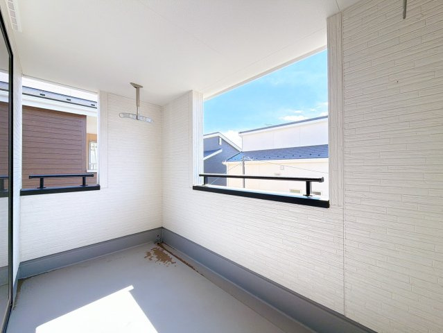 【バルコニー】 | 前橋市富士見町時沢　新築住宅　 | 陽光がたっぷり差し込むバルコニーは、家族のくつろぎぎ空間。グリーンを飾ったりチェアを置いて読書を楽しむなど、自分だけのアウトドアリビングとしても活用できます。