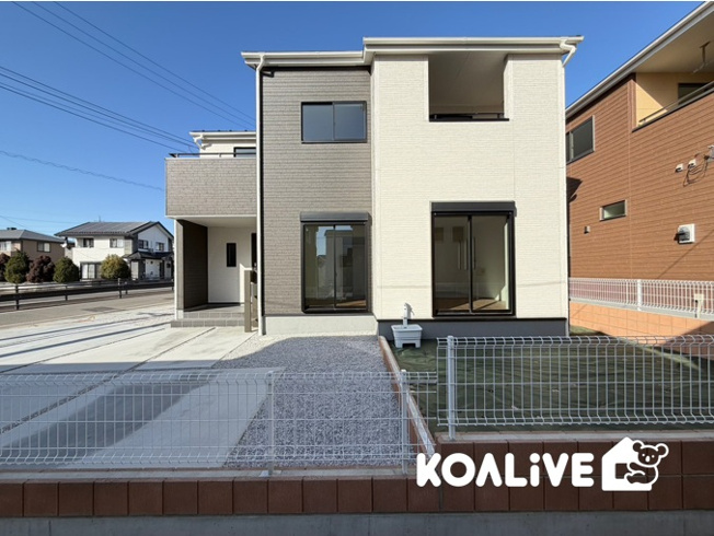 【外観】 | 前橋市富士見町時沢　新築住宅　 | 完成済み！いつでも新生活を始めることができます。
開放感あるLDK！
陽当り、風通しも良い暖かな住まいです。
KOALIVE （コアライブ）【0120-919-727】