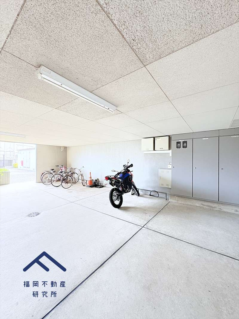 クローバーマンション空港東2の駐車場