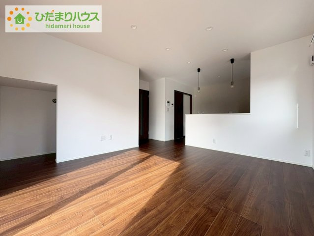 日立市河原子町2丁目　新築戸建　1号棟の居間・リビング|リビング大きな窓からは、暖かな日の光が降り注ぎます・・・