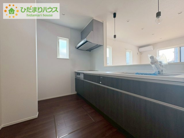日立市河原子町2丁目　新築戸建　1号棟のキッチン|カウンターは少し高くなってますので、手元が隠れて来客からは見えにくくなってます♪