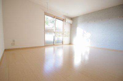 【居間・リビング】 | ラ・プラージュ | 10帖ある広々としたお部屋♪