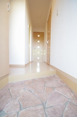 【玄関】 | ラ・プラージュ | ゆとりある広さの玄関