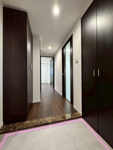 ディークラディア鶴見アクロスタワーの玄関|大容量収納可能なシューズボックス付きの玄関です。