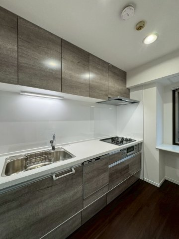 ディークラディア鶴見アクロスタワーのキッチン|キッチン上下に収納付きで調理器具もスッキリ収納できます。
食洗器付きで後片付けもらくらく！