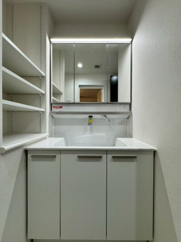 ディークラディア鶴見アクロスタワーの独立洗面台|ワイドな三面鏡を備えた洗面化粧台。
洗面台下は日用品もたっぷり収納可能です。